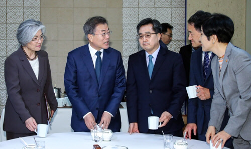 문재인 대통령이 29일 오전 청와대에서 열린 국무회의에 앞서 김영주 고용노동부 장관과 대화를 나누고 있다. 왼쪽부터 강경화 외교부 장관, 문 대통령, 김동연 부총리 겸 기획재정부 장관, 박능후 보건복지부 장관, 김영주 고용노동부 장관. 연합뉴스